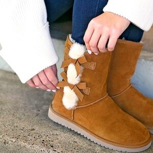 UGG KOOLABURRA Women’s Victoria Short Faux Fur Bow Boots 8 Cozy Winter